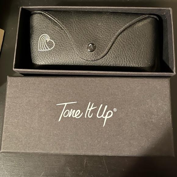 Tone It Up brand aviator sunglasses - Picture 1 of 2